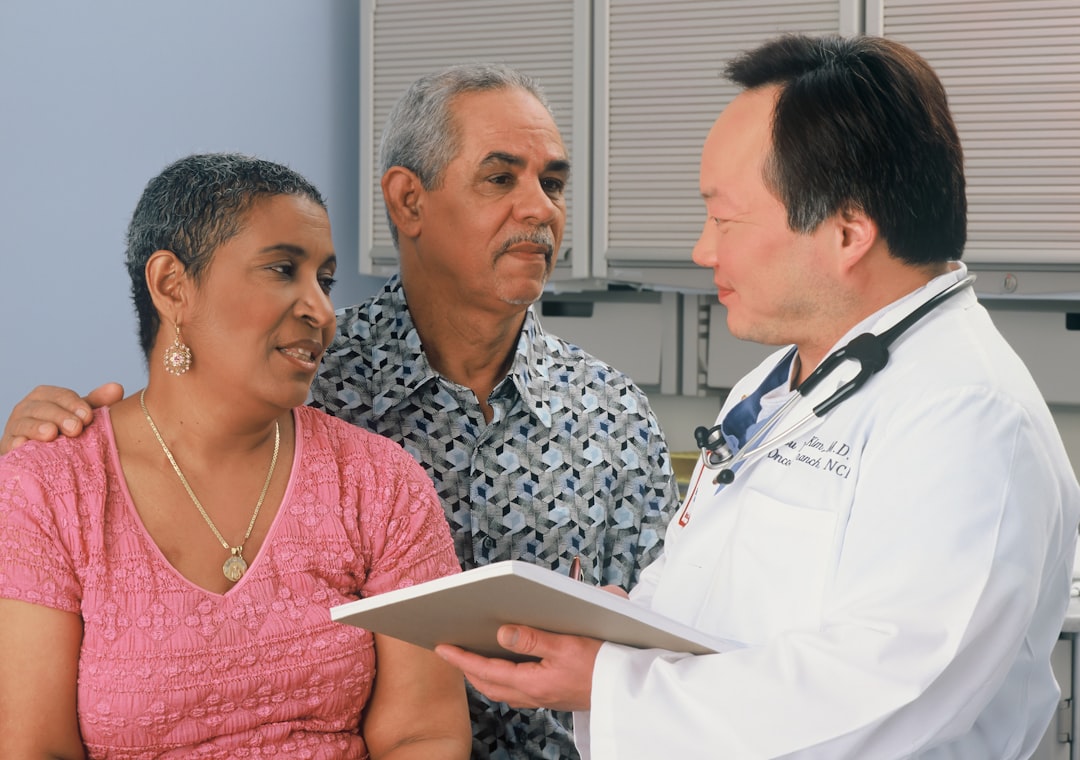 MRKH 증후군 — 조용한 상담실에서 전문가와 대화하는 예비 부모의 모습